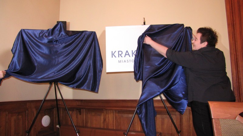 Moment odsłonięcia zaprezentowanego logotypu /Maciej Grzyb /RMF FM