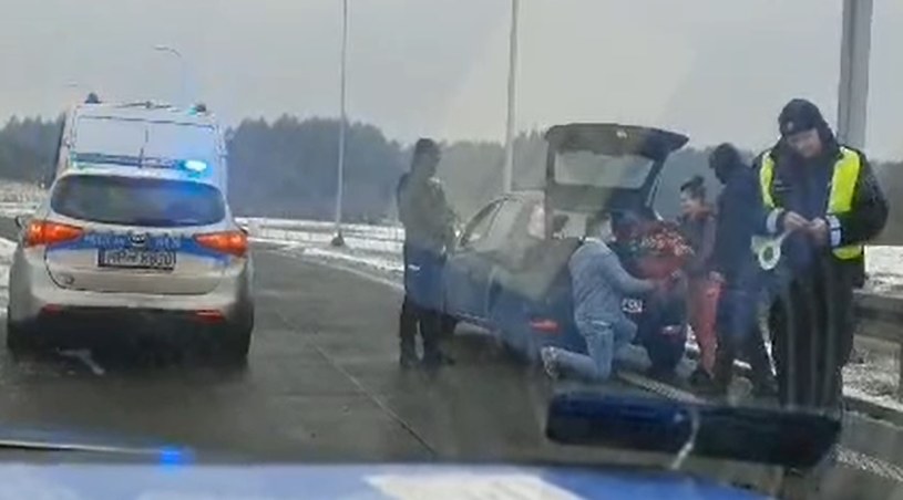 Moment oświadczyn zarejestrował jeden z policjantów /Policja