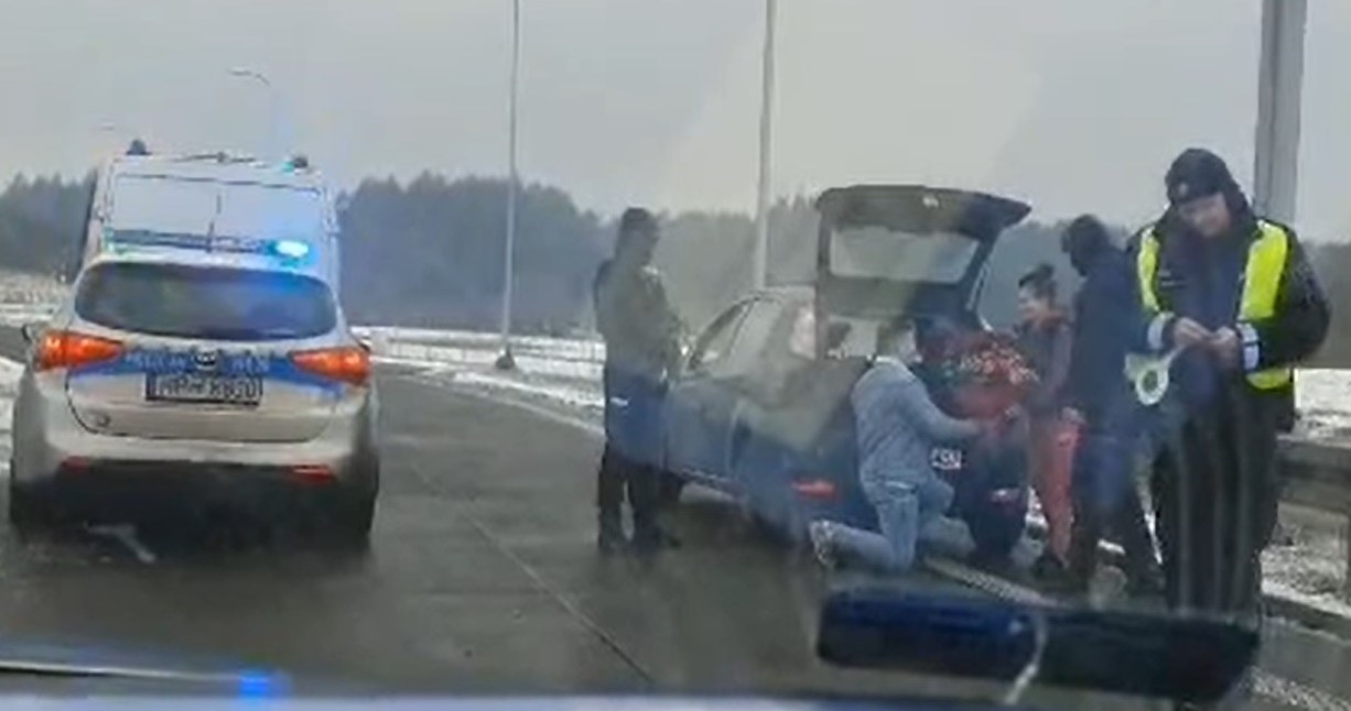 Moment oświadczyn zarejestrował jeden z policjantów /Policja