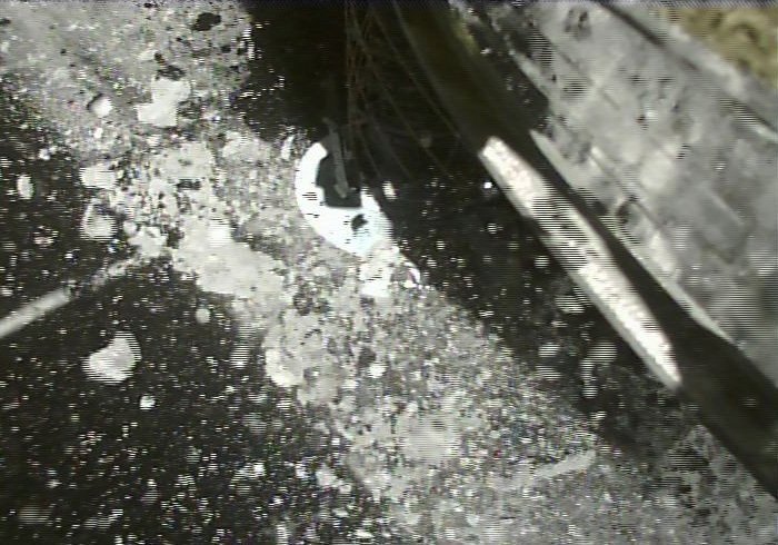 Moment pobrania próbek z powierzchni Ryugu /materiały prasowe
