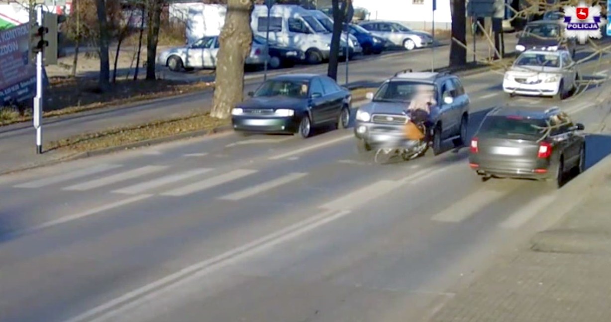 Moment potrącenia. Rowerzystka może mówić o dużym szczęściu /Policja