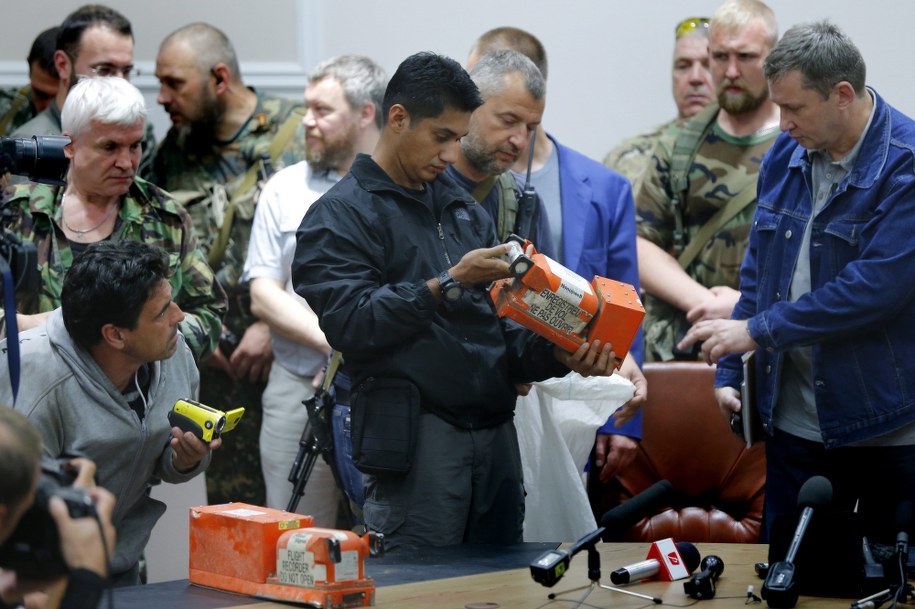 Moment przekazania przez saparatystów czarnych skrzynek Boeinga 777 malezyjskim ekspertom /ROBERT GHEMENT /PAP/EPA