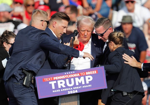 Moment, w którym Donald Trump jest ewakuowany z mównicy. Chwilę wcześniej został draśnięty kulą /DAVID MAXWELL /PAP/EPA