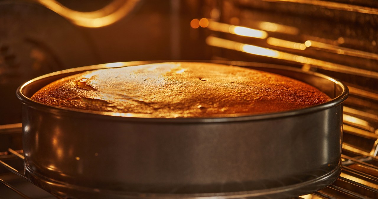 Moment wyjęcia ciasta z piekarnika jest bardzo ważny, jeśli nie chcemy, by opadło. Na co zwracać uwagę? /Pixel