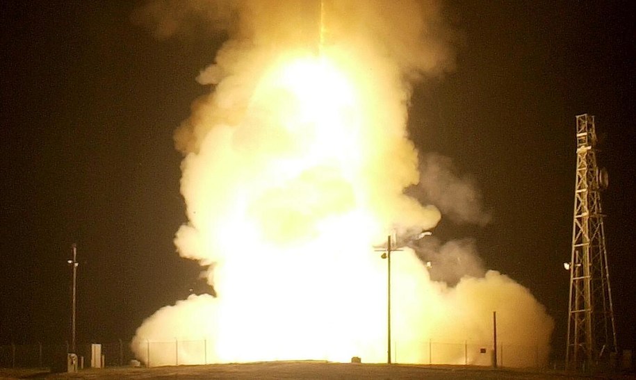 Moment wystrzelenia pocisku Minuteman III w kwietniu 2002 r. /US Air Force /PAP/EPA