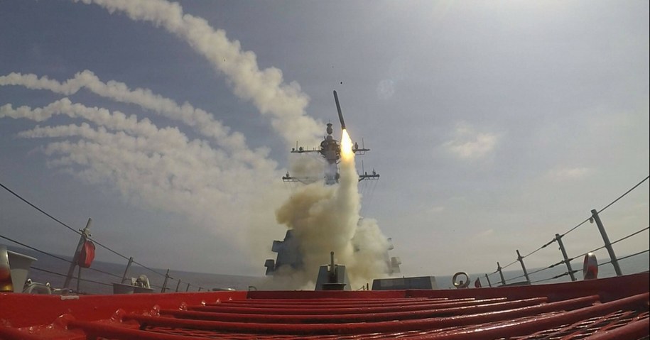 Moment wystrzelenia przez siły amerykańskie pocisku manewrującego Tomahawk z okrętu wojennego podczas wojny z Iranem (zdjęcie z 28 lutego 2026 r.) /U.S. Navy Photo/SIPA /East News