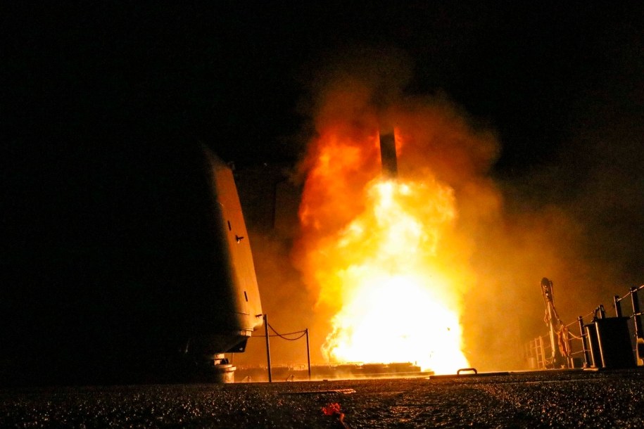 Moment wystrzelenia przez USS Monterey pocisku Tomahawk /MATTHEW DANIELS/US NAVY/HANDOUT /PAP/EPA