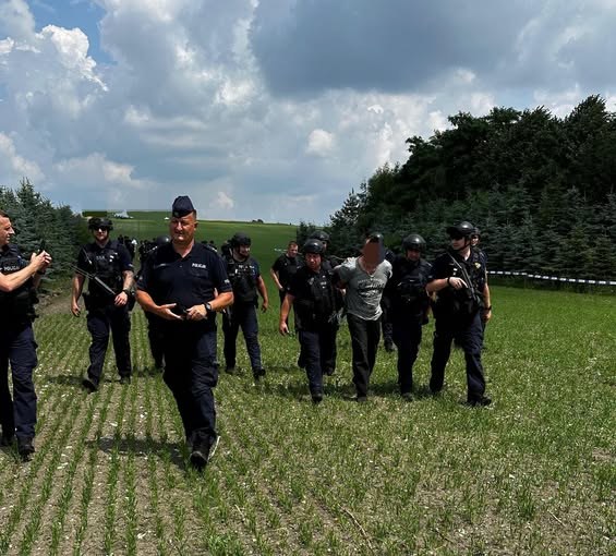 Moment zatrzymania 49-latka przez świętokrzyskich policjantów /Świętokrzyska Policja /