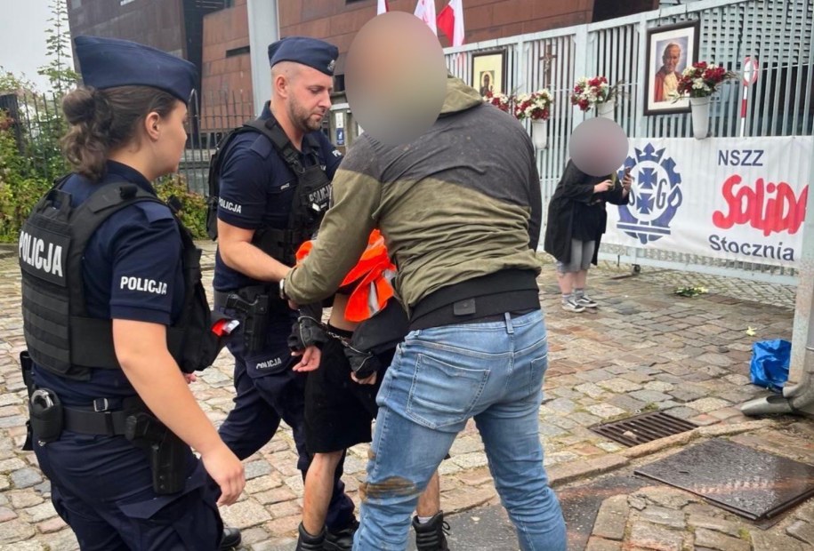 Moment zatrzymania aktywistów Ostatniego Pokolenia przed bramą Stoczni Gdańskiej. /POMORSKA POLICJA /