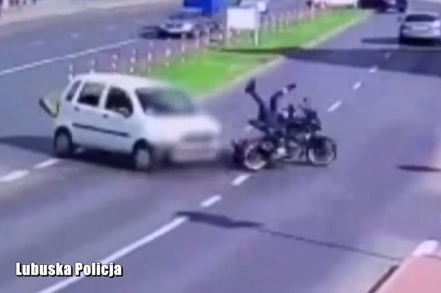 Moment zderzenia osobówki z motocyklistą /Komenda Główna Policji /Policja
