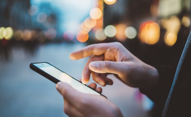 "MON zaprasza ochotników...". Resort ostrzega przed fałszywymi SMS-ami