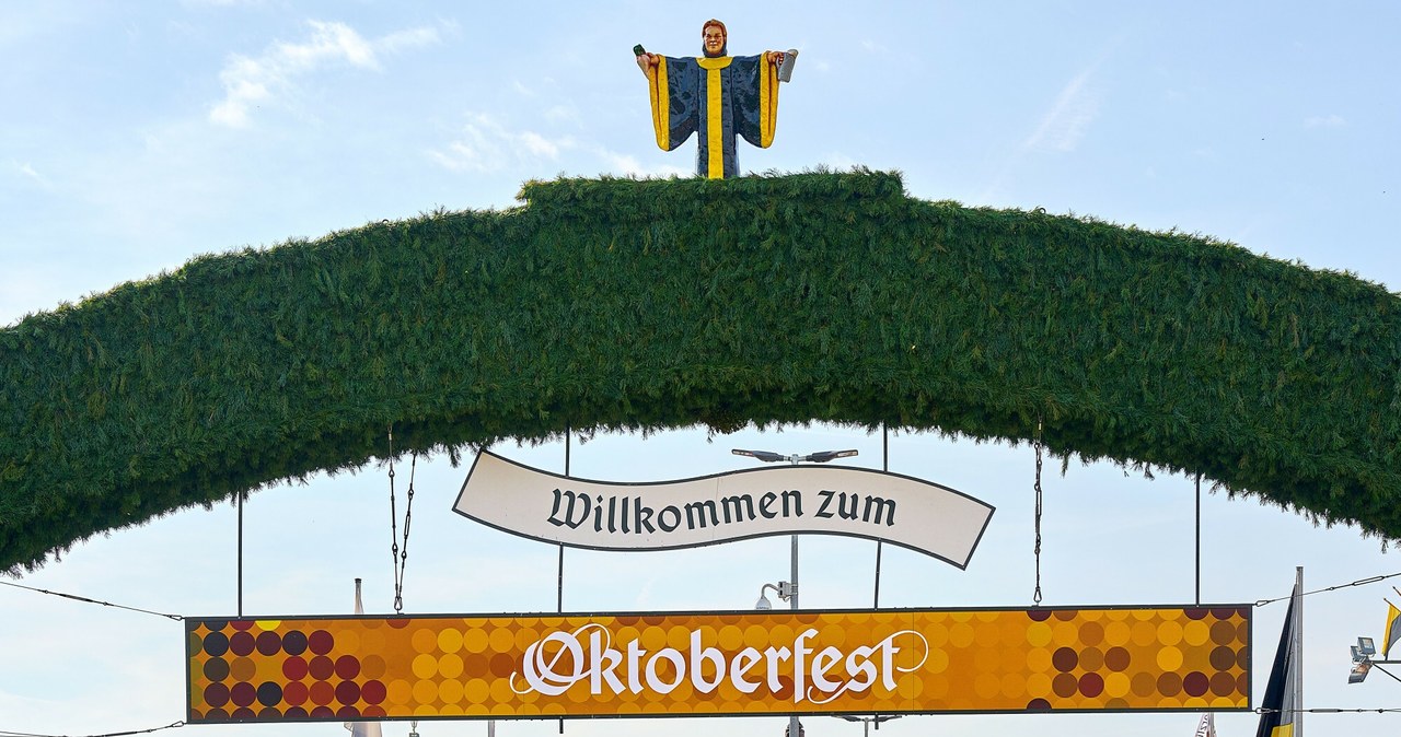 Monachijski Oktoberfest przyciąga miliony gości. Szef tamtejszego biura rzeczy znalezionych mówi, jakie przedmioty gubią /Rex Features /East News