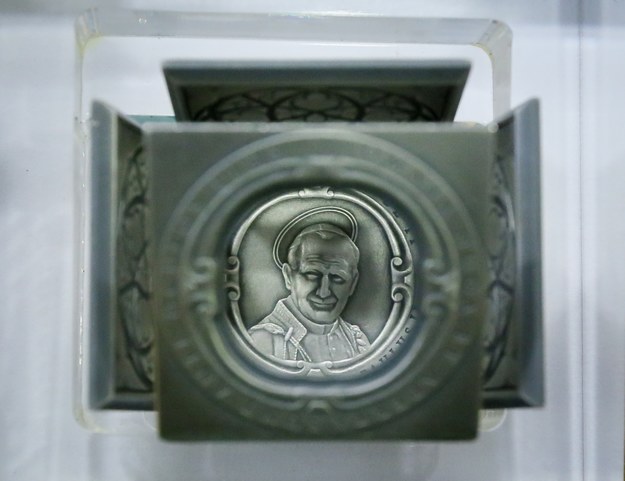 Moneta-kostka z wizerunkiem Jana Pawła II /Paweł Supernak /PAP