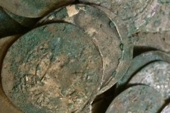 Monety sprzed 600 lat odnalezione w Wałbrzychu