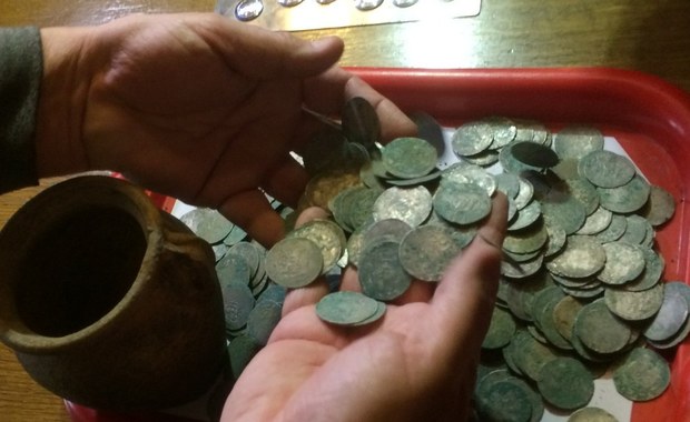 Monety sprzed kilkuset lat odnalezione w Wałbrzychu: Będą dalsze poszukiwania [ZDJĘCIA]
