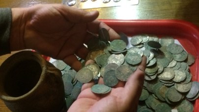 Monety sprzed kilkuset lat odnalezione w Wałbrzychu: Będą dalsze poszukiwania [ZDJĘCIA]