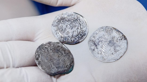 Monety zostaną teraz zbadane przez arecheologów /MARKUS SCHOLZ /PAP/EPA