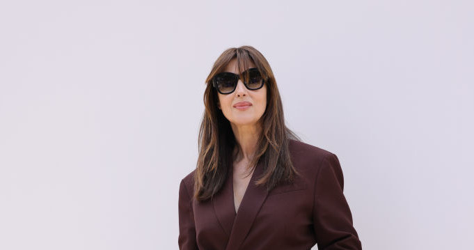Monica Bellucci na pokazie mody  francuskiego projektanta Jacquemusa /Pierre Suu/WireImage /Getty Images