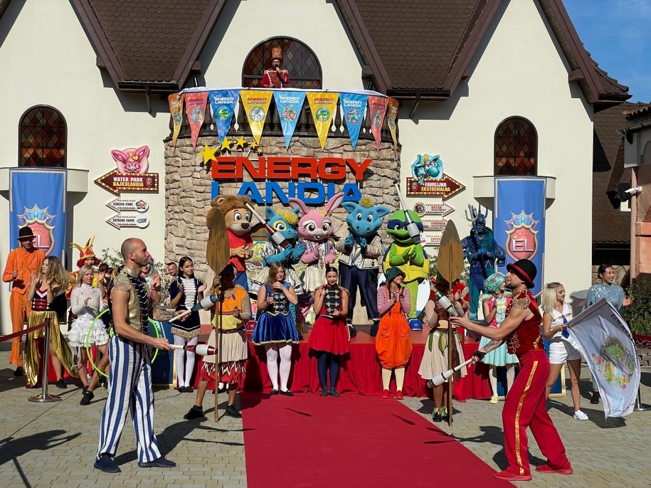 Monika, Daniel, 6-letnia Pola i 9-letni Maks z Opola 10-milonowymi gośćmi Energylandii /Przemysław Błaszczyk /RMF MAXX