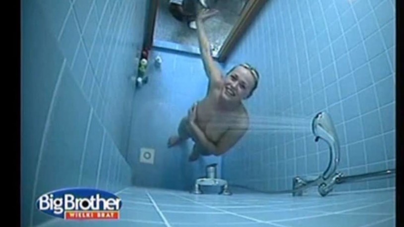 Monika Sewioło pod prysznicem (Screen: youtube.com) /materiał zewnętrzny