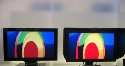 Monitor po lewej stronie posiada tradycyjnie podświetlenie CCFL, zaś po prawej LED /PCArena.pl