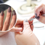 Monochromatyczny french. Elegancki i niebanalny pomysł na świąteczny manicure