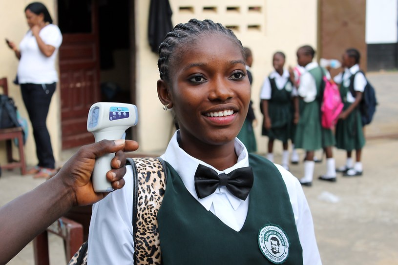 Monrovia, badanie kontrolne uczniów. Liberia to jeden z trzech krajów dotkniętych epidemią wirusa /AFP