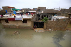 Monsunowe opady w Pakistanie. Zginęło co najmniej 90 osób