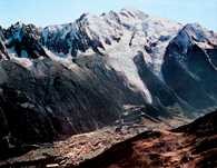 Mont Blanc, w dole Chamonix, na prawo lodowiec Bossons i Taconnaz /Encyklopedia Internautica