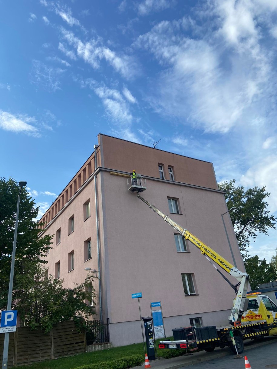 Montaż budek lęgowych dla jerzyków na budynku Urzędu Miasta Łodzi przy Al. Politechniki /lodz.pl /Materiały prasowe