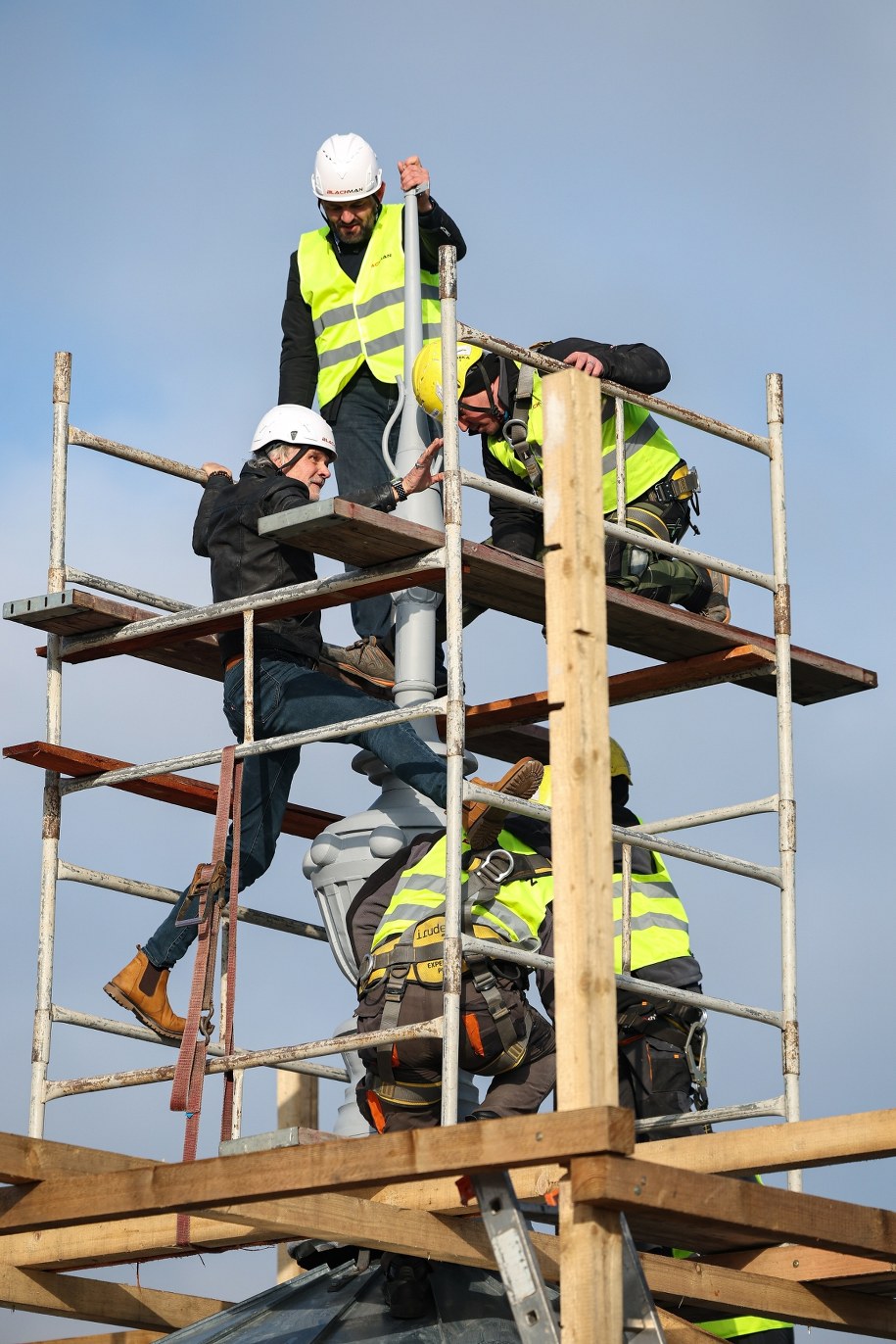 Montaż kapsuły czasu na dachu Teatru Słowackiego /	Łukasz Gągulski