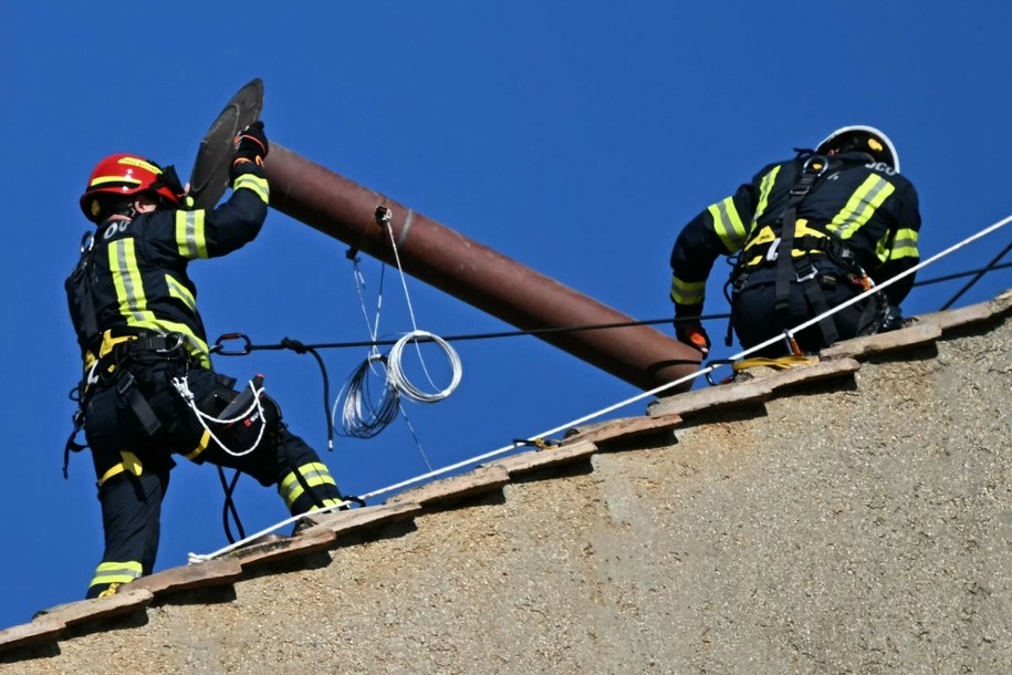 Montaż komina na Kaplicy Sykstyńskiej /GABRIEL BOUYS/AFP /East News
