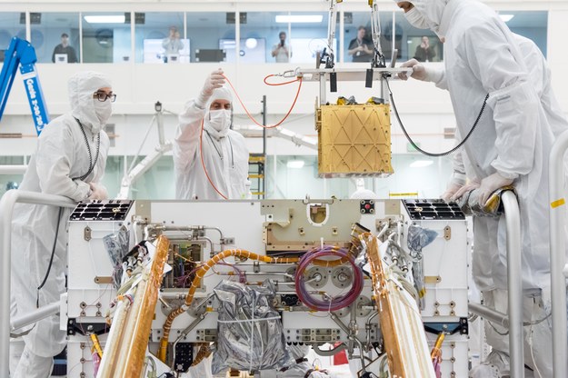 Montaż MOXIE na pokładzie Perseverance /NASA/JPL-Caltech /Materiały prasowe