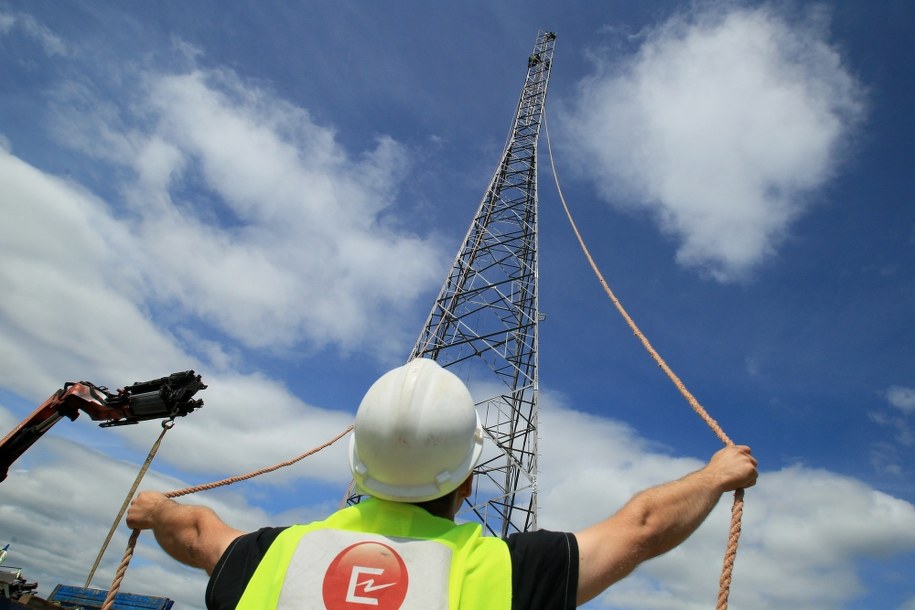 Montaż nowego słupa energetycznego na budowie mostu energetycznego Polska-Litwa w Niedźwiedzkich /Tomasz Waszczuk /PAP