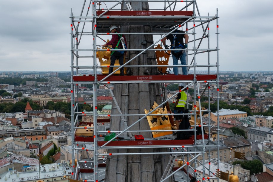 Montaż odnowionej korony /	Łukasz Gągulski /PAP