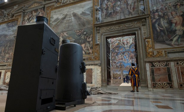 Montaż piecyków i komina. Tak wyglądają przygotowania do konklawe [WIDEO]