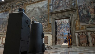 Montaż piecyków i komina. Tak wyglądają przygotowania do konklawe [WIDEO]