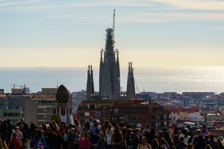 Montaż pionowego ramienia krzyża wieńczącego bazylikę Sagrada Familia w Barcelonie /IMAGO/Joan Gosa/Imago Stock and People /East News