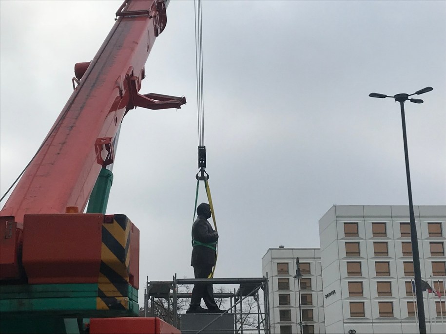 Montaż pomnika Lecha Kaczyńskiego /Michał Dobrołowcz /RMF FM