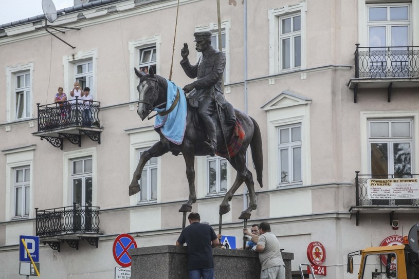 Montaż pomnika marszałka Józefa Piłsudskiego w Kielcach, 8 sierpnia 2014 /Michał Walczak /PAP