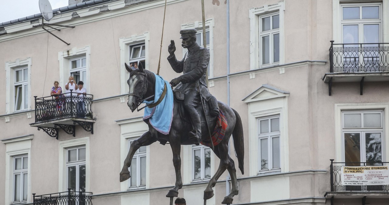 Montaż pomnika marszałka Józefa Piłsudskiego w Kielcach, 8 sierpnia 2014 /Michał Walczak /PAP