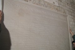 Montaż tablicy pamiątkowej na Wawelu