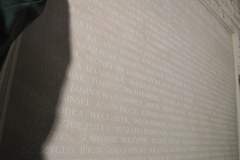 Montaż tablicy pamiątkowej na Wawelu