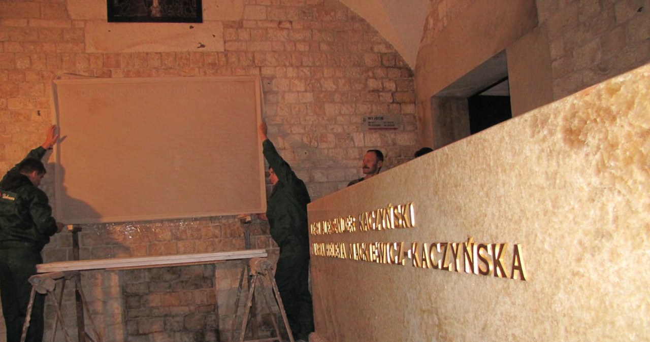 Montaż tablicy pamiątkowej na Wawelu
