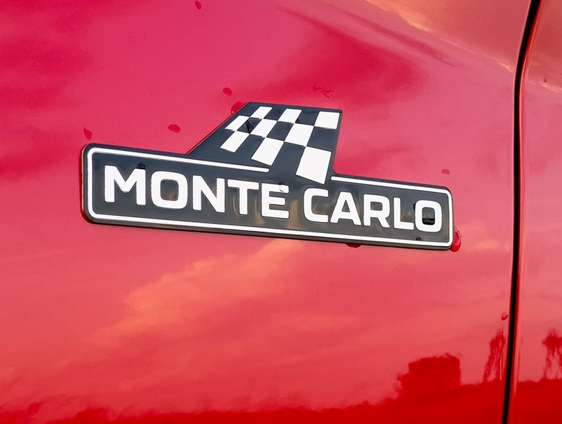 Monte Carlo to zdecydowanie więcej niż tylko znaczek. W tej wersji znajdziemy m.in. czarne dodatki i panoramiczne okno dachowe /INTERIA.PL