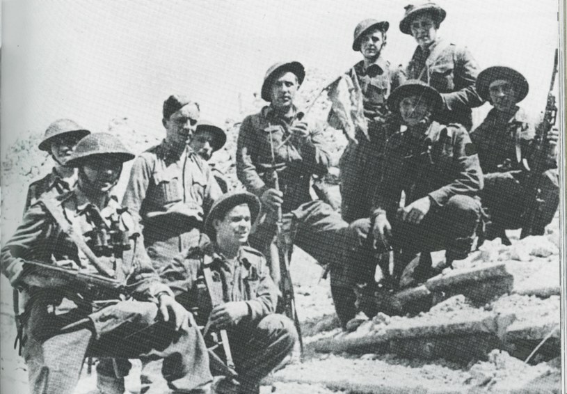 Monte Cassino, 18 maja 1944 r. Pluton 12 pułku Ułanów Podolskich, który pierwszy dotarł do klasztoru na Monte Cassino /Reprodukcja: FoKa /Agencja FORUM
