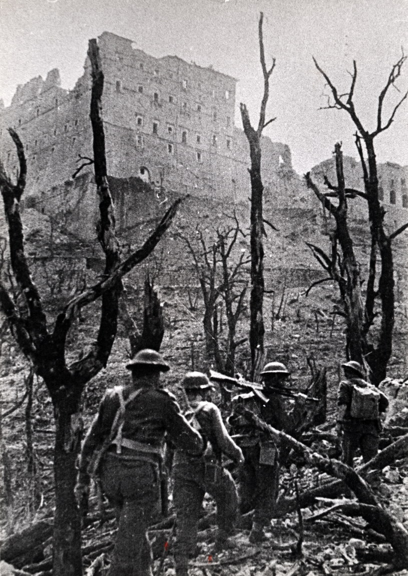 Monte Cassino, 18 maja 1944 r. Żołnierze 2 Korpusu Polskiego w drodze do opactwa. W oddali - ruiny klasztoru /KARTA /Agencja FORUM