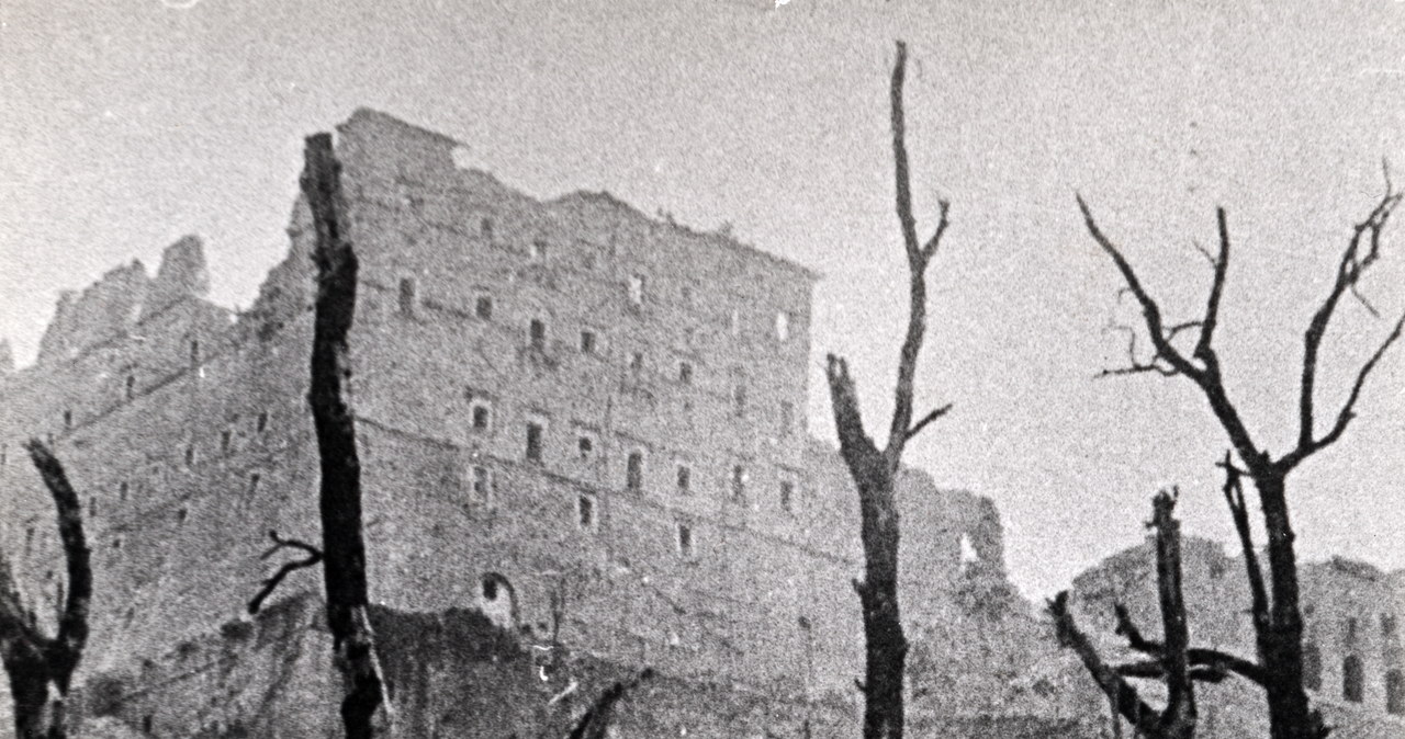 Monte Cassino, 18 maja 1944 r. Żołnierze 2 Korpusu Polskiego w drodze do opactwa. W oddali - ruiny klasztoru /KARTA /Agencja FORUM