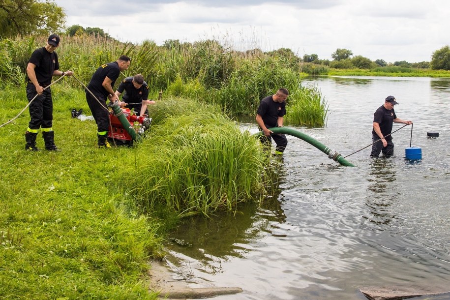 Montowanie pomp do natleniania wody /Jerzy Muszyński /PAP