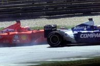 Montoya (z prawej) i M. Schumacher podczas indycentu na 15. okrążeniu